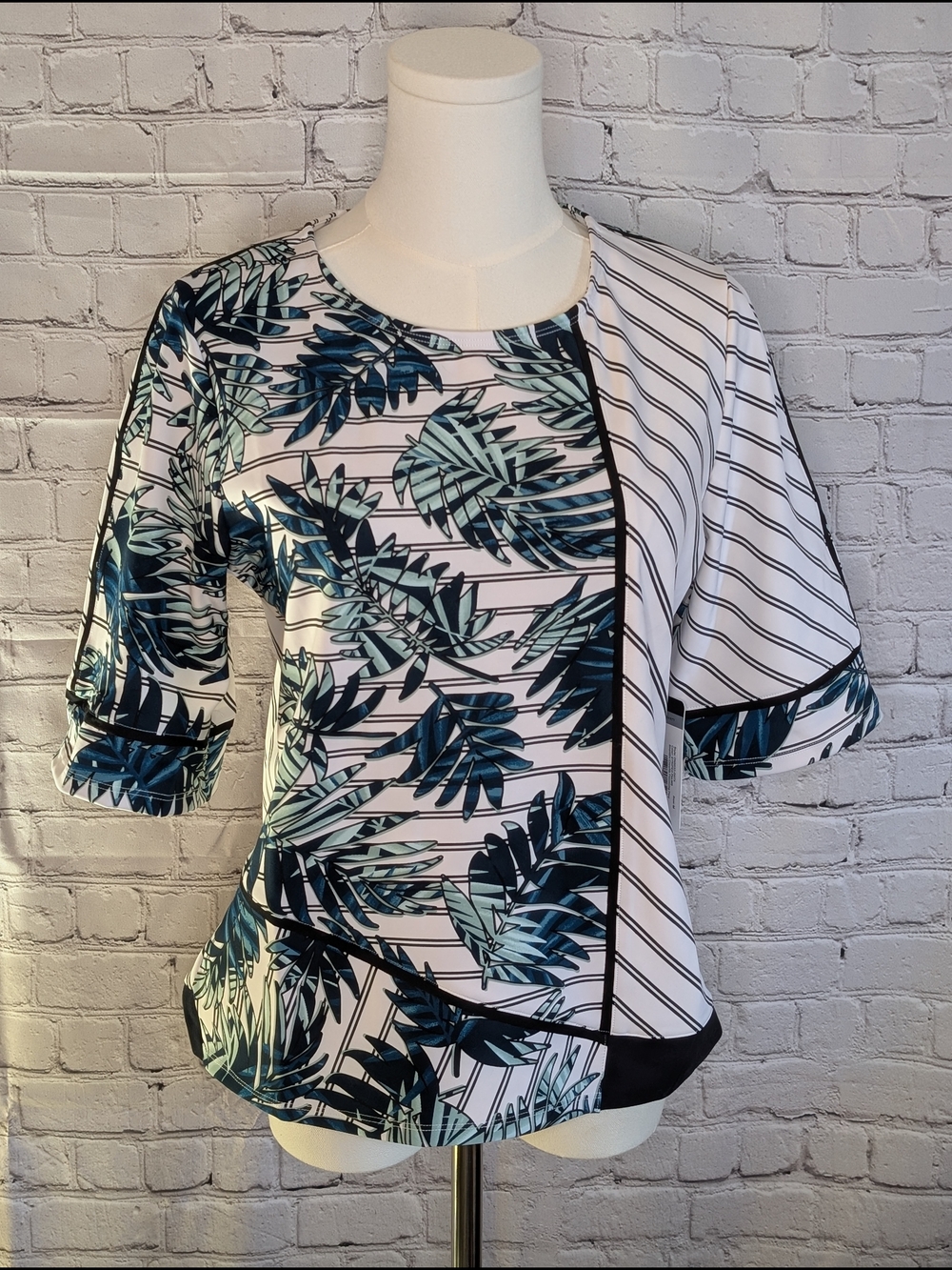 Tile women's activewear shirt size medium striped palms short sleeve crew neck